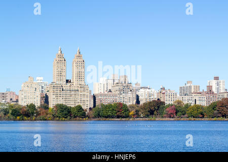 Die Aussicht aus dem Jackie Kennedy Onassis Reservoir zählt zu den wichtigsten Sehenswürdigkeiten des Central Parks Stockfoto