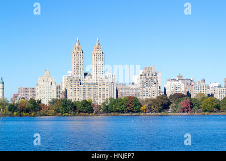 Die Aussicht aus dem Jackie Kennedy Onassis Reservoir zählt zu den wichtigsten Sehenswürdigkeiten des Central Parks Stockfoto