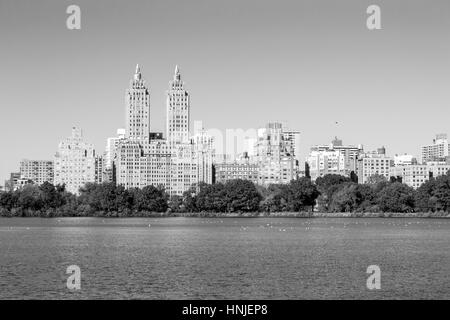 Die Aussicht aus dem Jackie Kennedy Onassis Reservoir zählt zu den wichtigsten Sehenswürdigkeiten des Central Parks Stockfoto