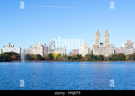 Die Aussicht aus dem Jackie Kennedy Onassis Reservoir zählt zu den wichtigsten Sehenswürdigkeiten des Central Parks Stockfoto