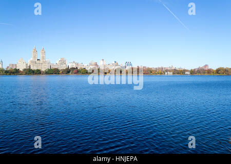 Die Aussicht aus dem Jackie Kennedy Onassis Reservoir zählt zu den wichtigsten Sehenswürdigkeiten des Central Parks Stockfoto