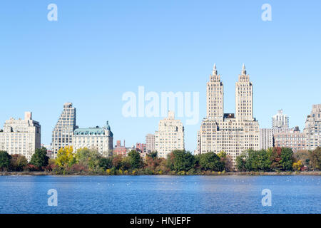 Die Aussicht aus dem Jackie Kennedy Onassis Reservoir zählt zu den wichtigsten Sehenswürdigkeiten des Central Parks Stockfoto