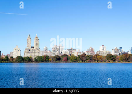 Die Aussicht aus dem Jackie Kennedy Onassis Reservoir zählt zu den wichtigsten Sehenswürdigkeiten des Central Parks Stockfoto