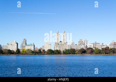 Die Aussicht aus dem Jackie Kennedy Onassis Reservoir zählt zu den wichtigsten Sehenswürdigkeiten des Central Parks Stockfoto