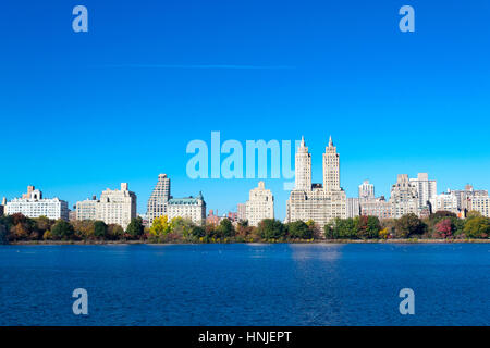 Die Aussicht aus dem Jackie Kennedy Onassis Reservoir zählt zu den wichtigsten Sehenswürdigkeiten des Central Parks Stockfoto