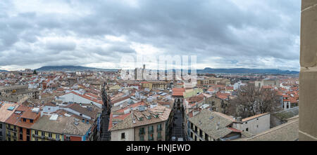 Die Bell Tower Pamplonas Kathedrale bietet eine fantastische Aussicht auf die Altstadt Stockfoto