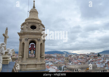 Die Bell Tower Pamplonas Kathedrale bietet eine fantastische Aussicht auf die Altstadt Stockfoto