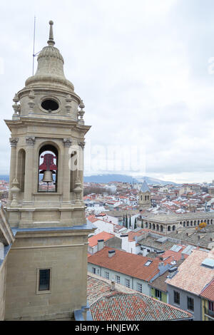Die Bell Tower Pamplonas Kathedrale bietet eine fantastische Aussicht auf die Altstadt Stockfoto