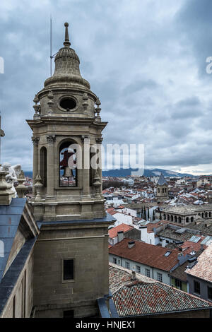 Die Bell Tower Pamplonas Kathedrale bietet eine fantastische Aussicht auf die Altstadt Stockfoto
