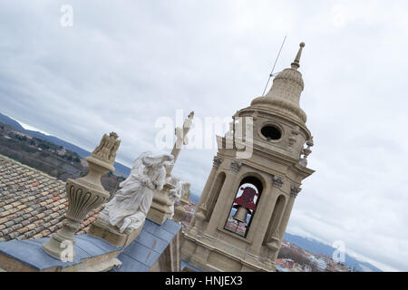 Die Bell Tower Pamplonas Kathedrale bietet eine fantastische Aussicht auf die Altstadt Stockfoto