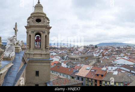 Die Bell Tower Pamplonas Kathedrale bietet eine fantastische Aussicht auf die Altstadt Stockfoto