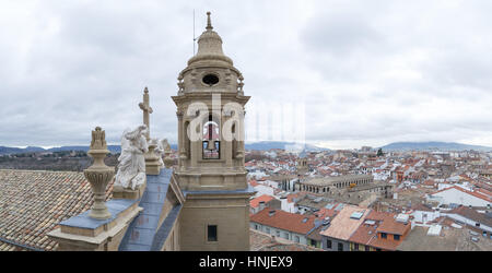 Die Bell Tower Pamplonas Kathedrale bietet eine fantastische Aussicht auf die Altstadt Stockfoto