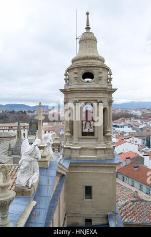 Die Bell Tower Pamplonas Kathedrale bietet eine fantastische Aussicht auf die Altstadt Stockfoto
