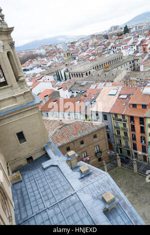 Die Bell Tower Pamplonas Kathedrale bietet eine fantastische Aussicht auf die Altstadt Stockfoto