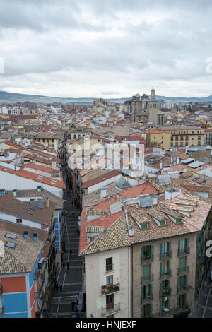 Die Bell Tower Pamplonas Kathedrale bietet eine fantastische Aussicht auf die Altstadt Stockfoto