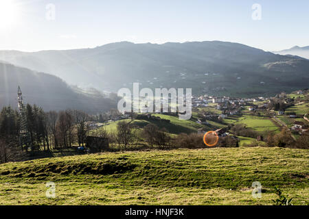 Die Aussicht von Berastegui von einem Aussichtspunkt in der Leitzaran Landstraße zwischen San Sebastian und Pamplona Stockfoto