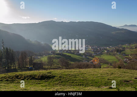 Die Aussicht von Berastegui von einem Aussichtspunkt in der Leitzaran Landstraße zwischen San Sebastian und Pamplona Stockfoto