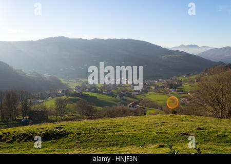 Die Aussicht von Berastegui von einem Aussichtspunkt in der Leitzaran Landstraße zwischen San Sebastian und Pamplona Stockfoto