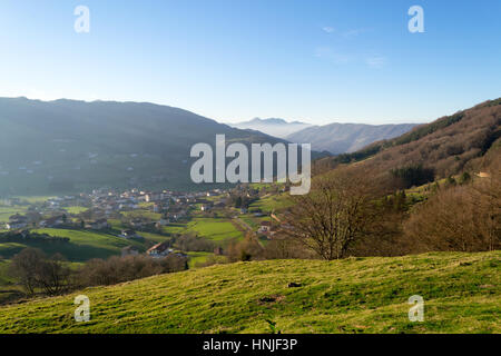 Die Aussicht von Berastegui von einem Aussichtspunkt in der Leitzaran Landstraße zwischen San Sebastian und Pamplona Stockfoto