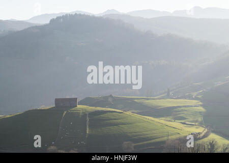 Die Aussicht von Berastegui von einem Aussichtspunkt in der Leitzaran Landstraße zwischen San Sebastian und Pamplona Stockfoto