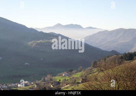 Die Aussicht von Berastegui von einem Aussichtspunkt in der Leitzaran Landstraße zwischen San Sebastian und Pamplona Stockfoto