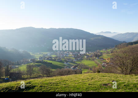 Die Aussicht von Berastegui von einem Aussichtspunkt in der Leitzaran Landstraße zwischen San Sebastian und Pamplona Stockfoto