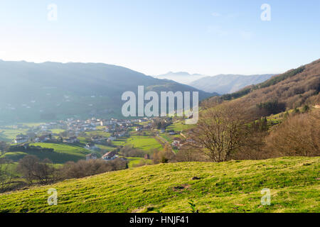 Die Aussicht von Berastegui von einem Aussichtspunkt in der Leitzaran Landstraße zwischen San Sebastian und Pamplona Stockfoto