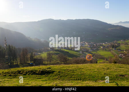 Die Aussicht von Berastegui von einem Aussichtspunkt in der Leitzaran Landstraße zwischen San Sebastian und Pamplona Stockfoto