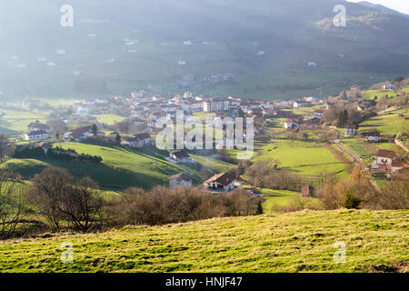 Die Aussicht von Berastegui von einem Aussichtspunkt in der Leitzaran Landstraße zwischen San Sebastian und Pamplona Stockfoto