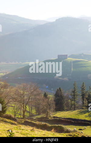 Die Aussicht von Berastegui von einem Aussichtspunkt in der Leitzaran Landstraße zwischen San Sebastian und Pamplona Stockfoto