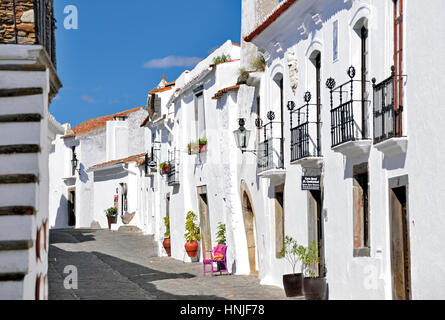 Portugal: Sunny schmale Gasse mit mittelalterlichen weissen Häusern in Monsaraz Stockfoto