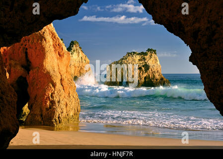 Portugal: Blick durch eine Höhle zu felsigen Strand Zauberstab Wellen Stockfoto