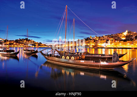 Nächtliche Aussicht von Porto mit Rabelo Boote ankern in Vila Nova De Gaia Stockfoto