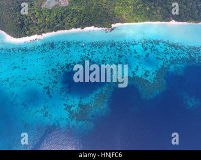 Top Luftaufnahme von fliegenden Drohne Schönheit Natur Landschaft mit tropischen Strand mit Booten und Meer in Thailand Stockfoto
