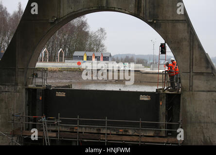 Steven Beere schottische Kanäle Leiter der operativen Lieferung sieht die festen Gare Lager bei Falkirk Wheel als die zweite Phase des Winters, die Wartung auf die weltweit einzige drehende Schiffshebewerk derzeit im Gange, mit schottischen CanalsÕ Ingenieure die Struktur ist um Tor, mit dem Reiz zu Bootsfahrten am 8. März Wiedereröffnung Lagerwechsel Entwässerung. Stockfoto