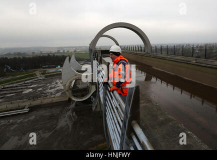 Steven Berry Scottish Canals, Leiter der Betriebsübernahme, sieht die entleerten Gondeln am Falkirk Wheel als die zweite Phase der Winterwartung auf dem weltweit einzigen rotierenden Bootslift derzeit im Gange ist, wobei die Ingenieure von Scottish Canals die Struktur entwässern, um die Torlager zu ersetzen, Mit der Attraktion wieder für Bootsfahrten am 8. März eröffnet. Stockfoto