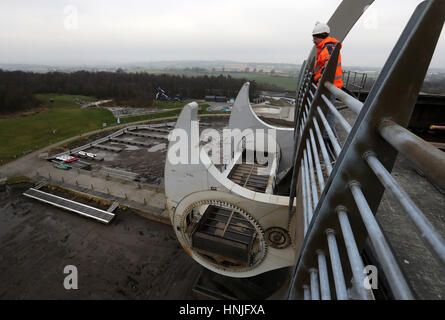 Steven Berry Scottish Canals, Leiter der Betriebsübernahme, sieht die entwässerten Gondeln am Falkirk Wheel als die zweite Phase der Winterwartung auf dem weltweit einzigen rotierenden Bootslift derzeit im Gange ist, wobei schottische Kanalingenieure die Struktur entwässern, um die Torlager zu ersetzen, Mit der Wiedereröffnung der Attraktion für Bootsfahrten am 8. März. Stockfoto