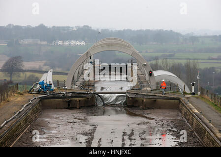 Steven Beere schottische Kanäle Leiter der operativen Lieferung sieht das Aquädukt bei Falkirk Wheel als die zweite Phase des Winters, die Wartung auf die weltweit einzige drehende Schiffshebewerk derzeit im Gange, mit schottischen CanalsÕ Ingenieure die Struktur ist um Tor, mit dem Reiz zu Bootsfahrten am 8. März Wiedereröffnung Lagerwechsel Entwässerung. Stockfoto