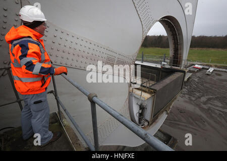 Steven Berry Scottish Canals, Leiter der Betriebsübernahme, sieht die entwässerten Gondeln am Falkirk Wheel als die zweite Phase der Winterwartung auf dem weltweit einzigen rotierenden Bootslift derzeit im Gange ist, wobei schottische Kanalingenieure die Struktur entwässern, um die Torlager zu ersetzen, Mit der Wiedereröffnung der Attraktion für Bootsfahrten am 8. März. Stockfoto