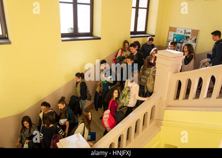 Mostar, Bosnien-Herzcegovina, weibliche und männliche Studenten am United World College UWC Schule Stockfoto