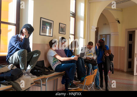 Mostar, Bosnien-Herzcegovina, weibliche und männliche Studenten am United World College UWC Schule Stockfoto