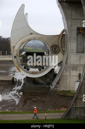 Steven Berry Scottish Canals, Leiter der Betriebsübernahme, sieht die entleerten Gondeln am Falkirk Wheel als die zweite Phase der Winterwartung auf dem weltweit einzigen rotierenden Bootslift derzeit im Gange ist, wobei die Ingenieure von Scottish Canals die Struktur entwässern, um die Torlager zu ersetzen, Mit der Attraktion wieder für Bootsfahrten am 8. März eröffnet. Stockfoto