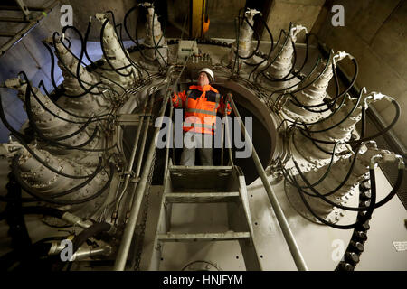 Steven Beere schottische Kanäle Leiter der operativen Lieferung sieht die getrieben bei Falkirk Wheel als die zweite Phase des Winters, die Wartung auf die weltweit einzige drehende Schiffshebewerk derzeit im Gange, mit schottischen CanalsÕ Ingenieure die Struktur ist um Tor, mit dem Reiz zu Bootsfahrten am 8. März Wiedereröffnung Lagerwechsel Entwässerung. Stockfoto