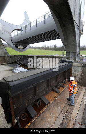 Steven Berry Scottish Canals, Leiter der operativen Lieferung, sieht die festen gare-Lager am Falkirk Wheel als die zweite Phase der Winterwartung auf dem weltweit einzigen rotierenden Bootslift derzeit im Gange ist, wobei die Ingenieure von Scottish Canals die Struktur entwässern, um die Torlager zu ersetzen, Mit der Wiedereröffnung der Attraktion für Bootsfahrten am 8. März. Stockfoto