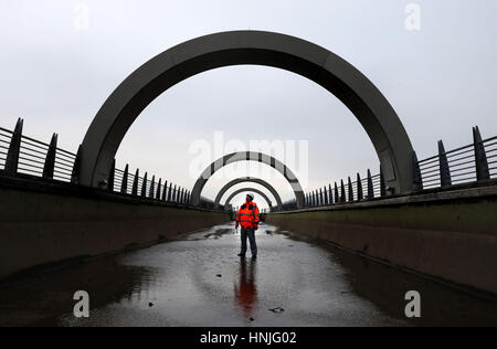 Steven Berry Scottish Canals, Leiter der Betriebsleitung, sieht den entwässerten Aquädukt am Falkirk Wheel als die zweite Phase der Winterwartung auf dem weltweit einzigen rotierenden Bootslift derzeit im Gange ist, wobei die Ingenieure von Scottish Canals die Struktur entwässern, um die Torlager zu ersetzen, Mit der Wiedereröffnung der Attraktion für Bootsfahrten am 8. März. Stockfoto