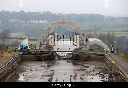 Steven Berry Scottish Canals Head of Operational Delivery sieht das Aquädukt am Falkirk Wheel als die zweite Phase der Winterwartung auf dem weltweit einzigen rotierenden Bootslift derzeit im Gange ist, wobei die Ingenieure von Scottish Canals die Struktur entwässern, um die Torlager zu ersetzen, Mit der Attraktion wieder für Bootsfahrten am 8. März eröffnet. Stockfoto