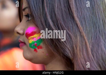 Dhaka, Bangladesch. 13. Februar 2017. Feiern "Pahela Falgun" – des erste Tages des Frühlings im Bengali Kalender bildende Kunst Fakultät Universität Dhaka in Dhaka, Bangladesch. Bildnachweis: Nayan Kumar/Pacific Press/Alamy Live-Nachrichten Stockfoto