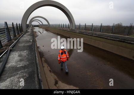 Steven Beere schottische Kanäle Leiter der operativen Lieferung sieht das durchlässige Aquädukt bei Falkirk Wheel als die zweite Phase des Winters, die Wartung auf die weltweit einzige drehende Schiffshebewerk derzeit im Gange, mit schottischen CanalsÕ Ingenieure die Struktur ist um Tor, mit dem Reiz zu Bootsfahrten am 8. März Wiedereröffnung Lagerwechsel Entwässerung. Stockfoto