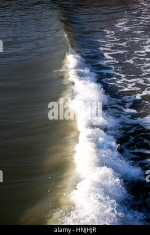 kleine Welle brechen fotografiert von oben, brechende Welle, die in einer Linie durch die Bildmitte, Meer auf beiden Seiten, weißer Schaum Stockfoto