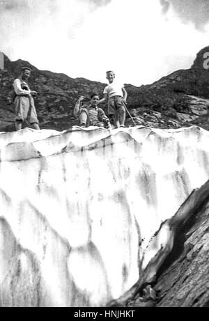 Italien 1934, Portella Pass, 2260 m, Appennines - Boys im Sommerurlaub, blickte von der Kante eines Gletschers in Mittelitalien auf Appennines Berge.  Scannen von der analogen Fotografie, Familie Privatsammlung vor dem zweiten Weltkrieg. Stockfoto